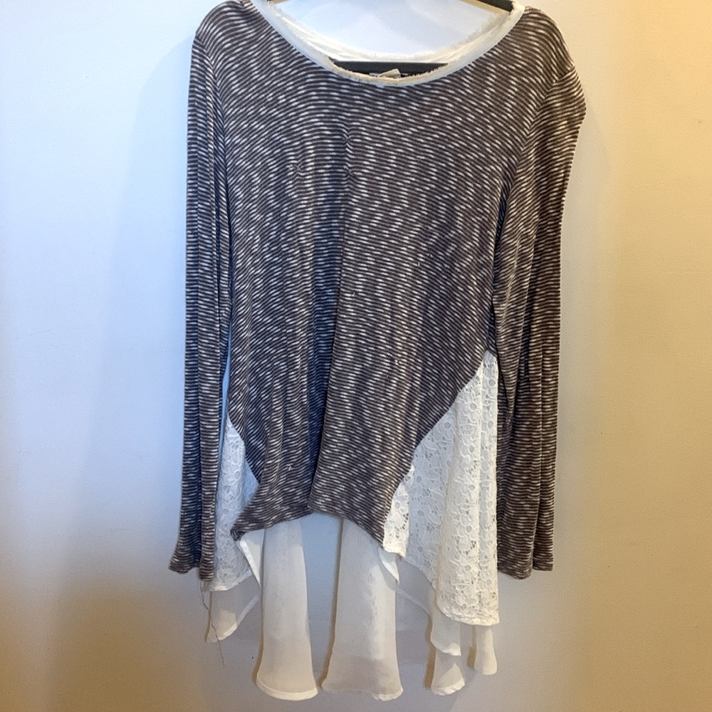 Top/dress with lace and stripes